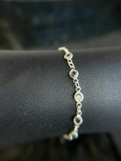 Pulseira de prata 925 com zircônias redondas, destacando seu design delicado e elegante.