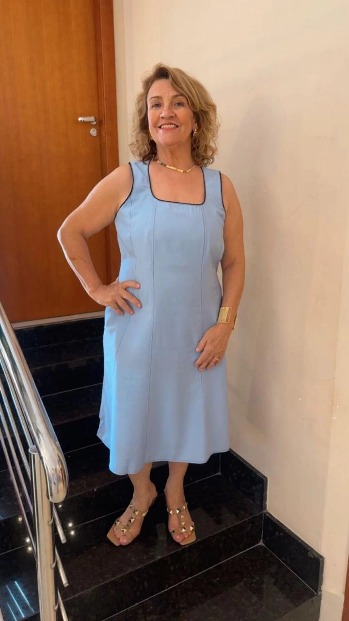 VESTIDO LISO CURTO COM VIÉS NA GOLA E CAVA