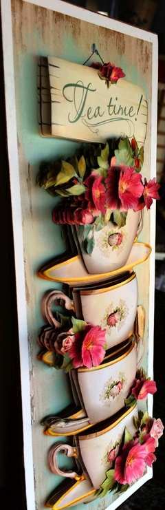 Quadro Cozinha - Xícaras empilhadas com flores cor de rosa - Artesanatos Silvia Federico
