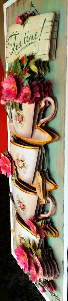 Quadro Cozinha - Xícaras empilhadas com flores cor de rosa na internet
