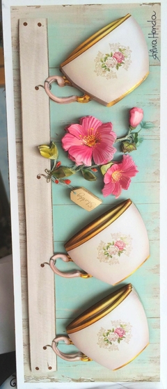 Quadro Cozinha - Xícaras na prateleira com flores cor de rosa na internet