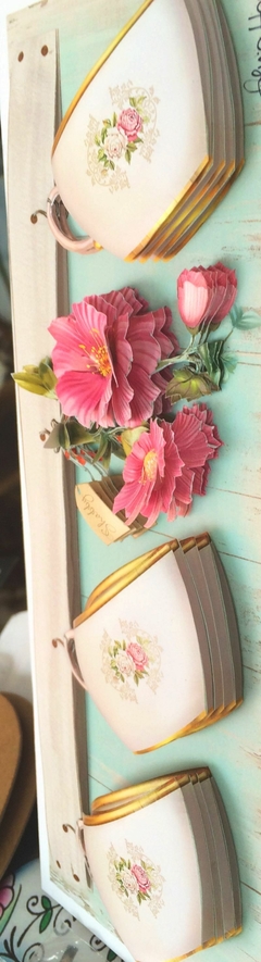 Quadro Cozinha - Xícaras na prateleira com flores cor de rosa - comprar online