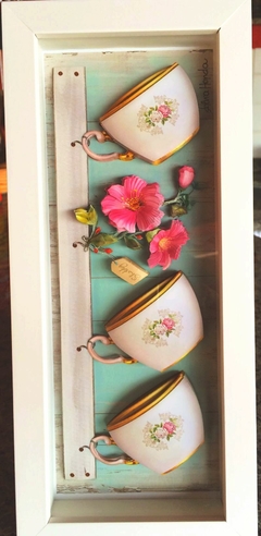 Quadro Cozinha - Xícaras na prateleira com flores cor de rosa