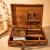 Kit de madera para 2 personas con 1 botella de vino, 2 copas, 2 juegos de cubiertos y  2 bandejas