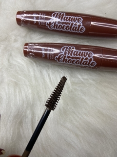 Máscara de cilios marrom na internet