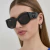 Modelo usando óculos de sol Gucci GG1544S na cor preta.