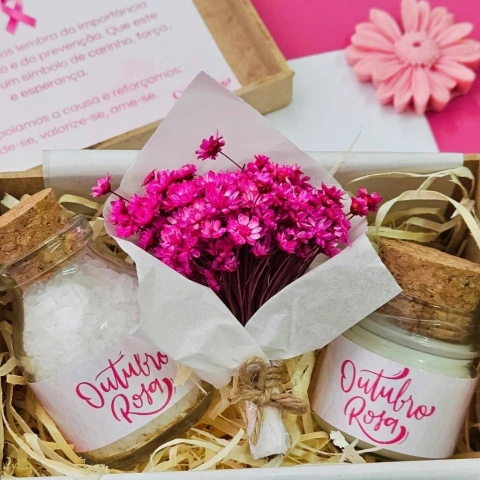 Kit Presente Outubro Rosa – Vela + Escalda-pés + Flores