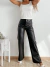 Pantalon cuerina con bolsillos traseros con cierre y boton Olivia - comprar online