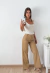 Pantalon cuerina con bolsillos traseros con cierre y boton Olivia