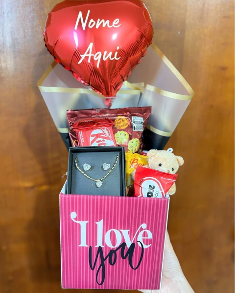 Cesta de chocolate personalizada com conjunto banho ouro