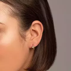 BRINCO MEIA ARGOLA COM FLOR VAZADA - 526503 na internet