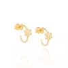 BRINCO MEIA ARGOLA COM FLOR VAZADA - 526503
