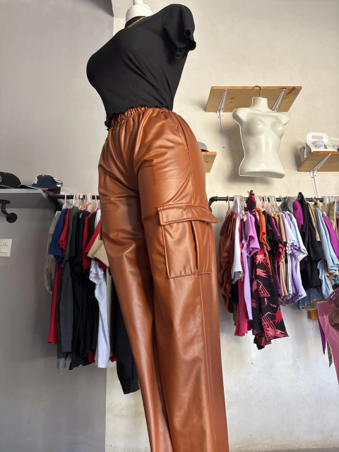Pantalón vinipiel cargo