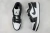 Air Jordan 1 Low Panda (2023) na internet
