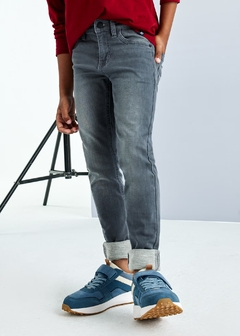 Pantalón de mezclilla entallado chico - comprar en línea