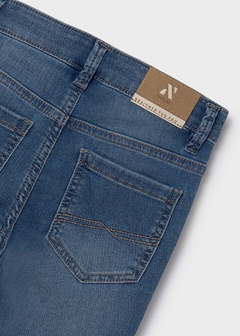 Pantalón de mezclilla entallado chico en internet