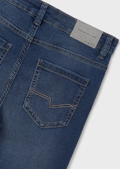 Pantalón vaquero ajustado chico en internet