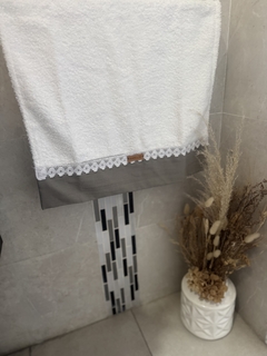 TOALLA AMELIE. Borde gris con puntilla. - tienda online