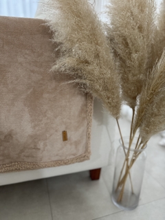Manta Alaska, de corderito y polar soft. Beige. en internet