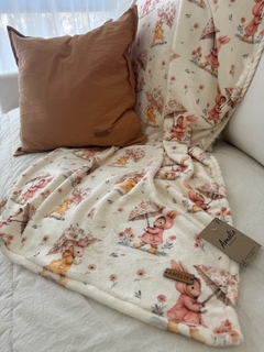 Manta bebé. Polar soft estampado. Ardillitas rosas.