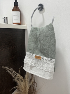 TOALLA ROMANTICA. Verde seco con blanco.