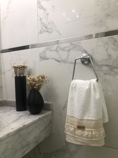 TOALLA ROMANTICA. Crudo puntilla cuadrada y puntilla floreada. - tienda online