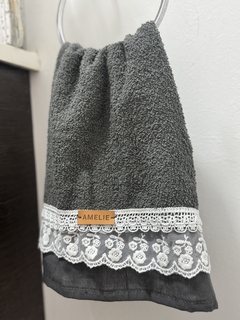 TOALLA ROMANTICA. Gris topo, borde gris. - Amelie home & deco