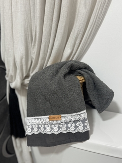 TOALLA ROMANTICA. Gris topo, borde gris. en internet