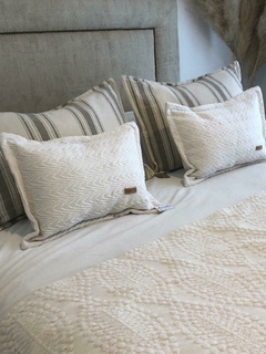 FUNDA ALMOHADON BORDADO. ONDAS 50 X 30 - comprar online