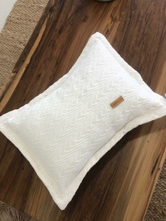 Imagen de FUNDA ALMOHADON BORDADO. ONDAS 50 X 30