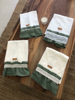 TOALLA MEDIANA BLANCA, CON BORDE VERDE SECO CON PUNTILLA Y BORDADO - comprar online