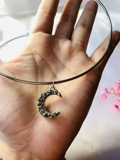 CHOKER DE METAL COM PINGENTE DE LUA COM PIRITA - comprar online
