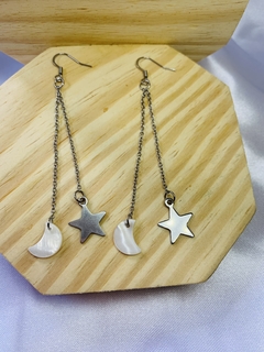 PAR DE BRINCOS - PENDURADO ESTRELA E MEIA LUA MADREPÉROLA - AÇO INOX