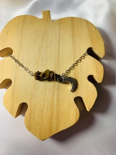 PULSEIRA DE OLHO DE TIGRE AÇO INOX COM PINGENTE DE MEIA LUA - Ohana Gaia