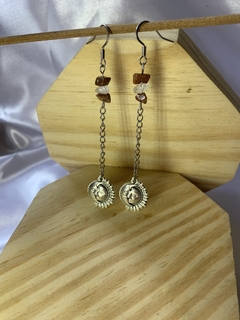 PAR DE BRINCOS - PEDRA DO SOL E CRISTAL COM PINGENTE DE SOL E LUA - NÍQUEL - comprar online