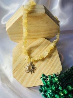 CHOKER DE CALCITA AMARELA COM PINGENTE DE SOL