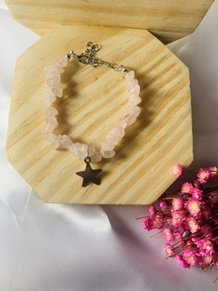 PULSEIRA DE QUARTZO ROSA COM PINGENTE DE ESTRELA na internet