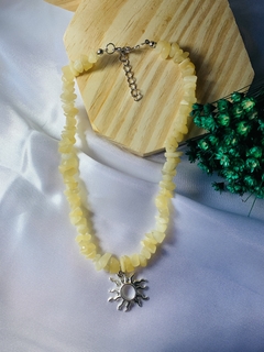 CHOKER DE CALCITA AMARELA COM PINGENTE DE SOL na internet