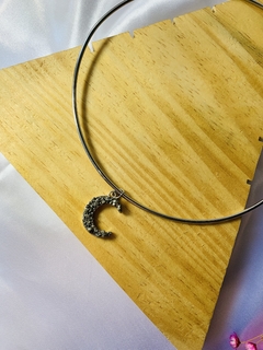 CHOKER DE METAL COM PINGENTE DE LUA COM PIRITA na internet