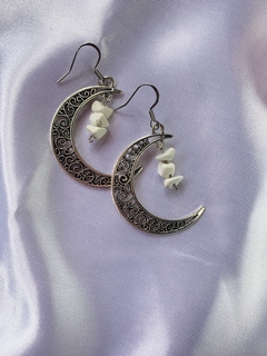 PAR DE BRINCO LUNAR COM CASCALHOS DE CRISTAIS