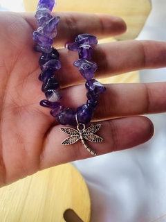 PULSEIRA DE AMETISTA COM PINGENTE DE LIBÉLULA - Ohana Gaia