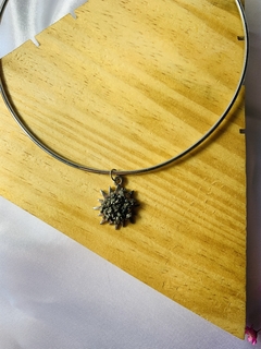 CHOKER DE METAL COM PINGENTE DE SOL COM PIRITA - loja online