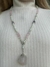 Collar de cristales blanco perlado con cuebtas de cuarzo rosa, amatista y dije de cuarzo rosa en bruto