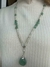 Collar de cristales blancos perlados dije de cuarzo verde largo
