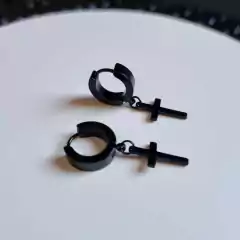 BRINCO ARGOLA 13MM AÇO INOX PRETO C/CRUZ - Bia & Rô Semijoias