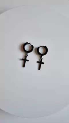 BRINCO ARGOLA 13MM AÇO INOX PRETO C/CRUZ na internet