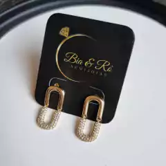 BRINCO OVAL 1/2 LISO 1/2 CRAVEJADO ZIRCÔNIAS - Bia & Rô Semijoias