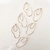 Conjunto de brincos banhados a ouro 18k com design orgânico na cor dourada.