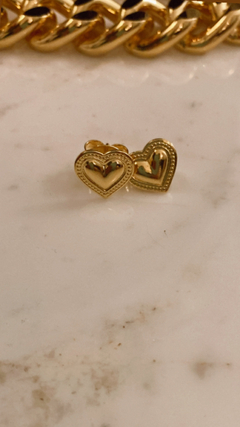 Brinco Coração com Contorno Detalhado Ouro 18k