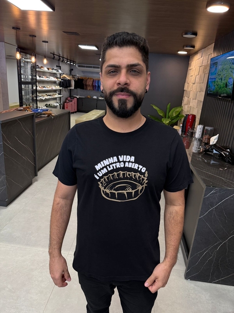 T-Shirt Preto Minha Vida É Um Litro Aberto GM